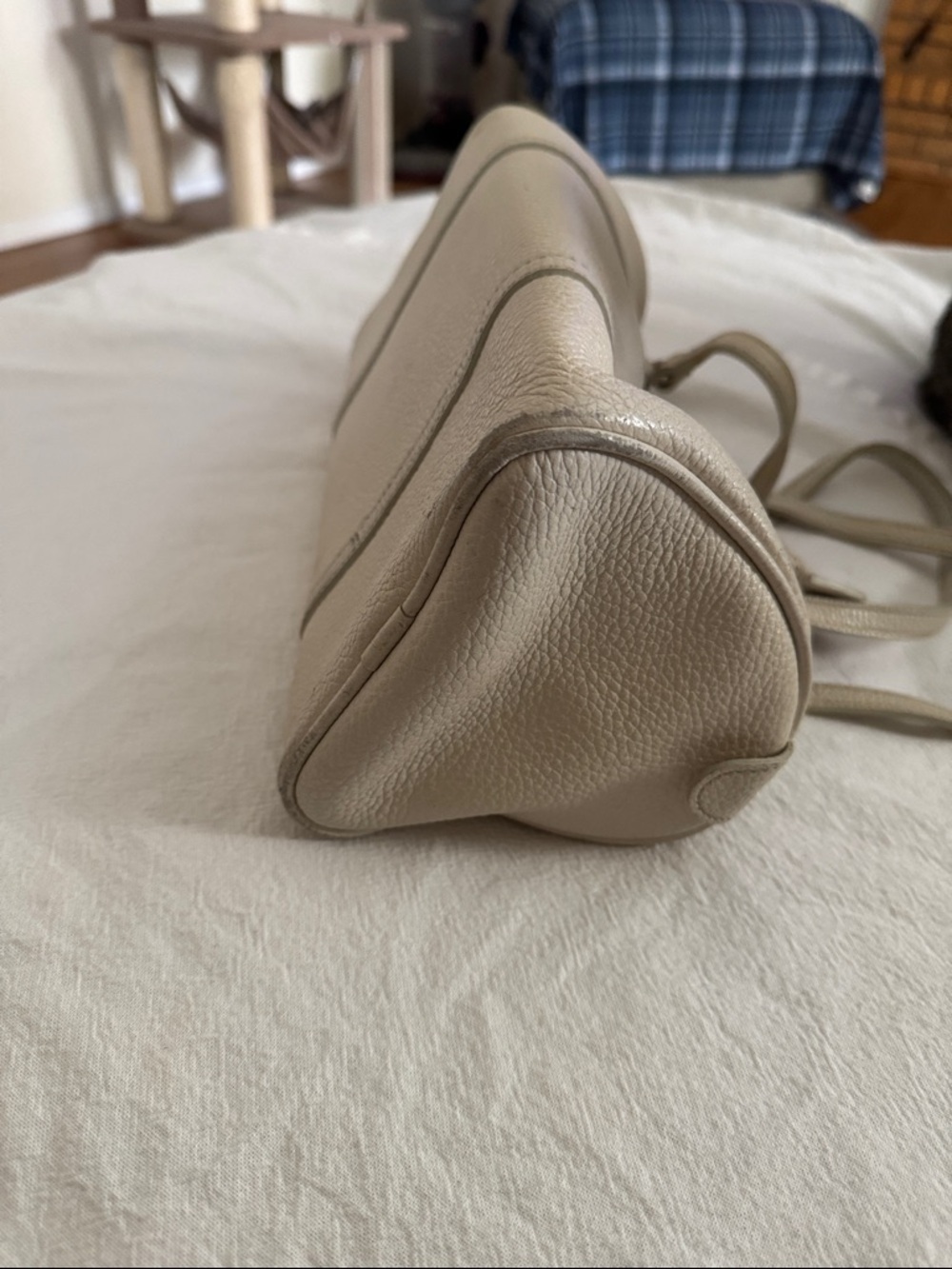 Dooney and Bourke Cream Leather Barrel Bag - Picture 5 of 11